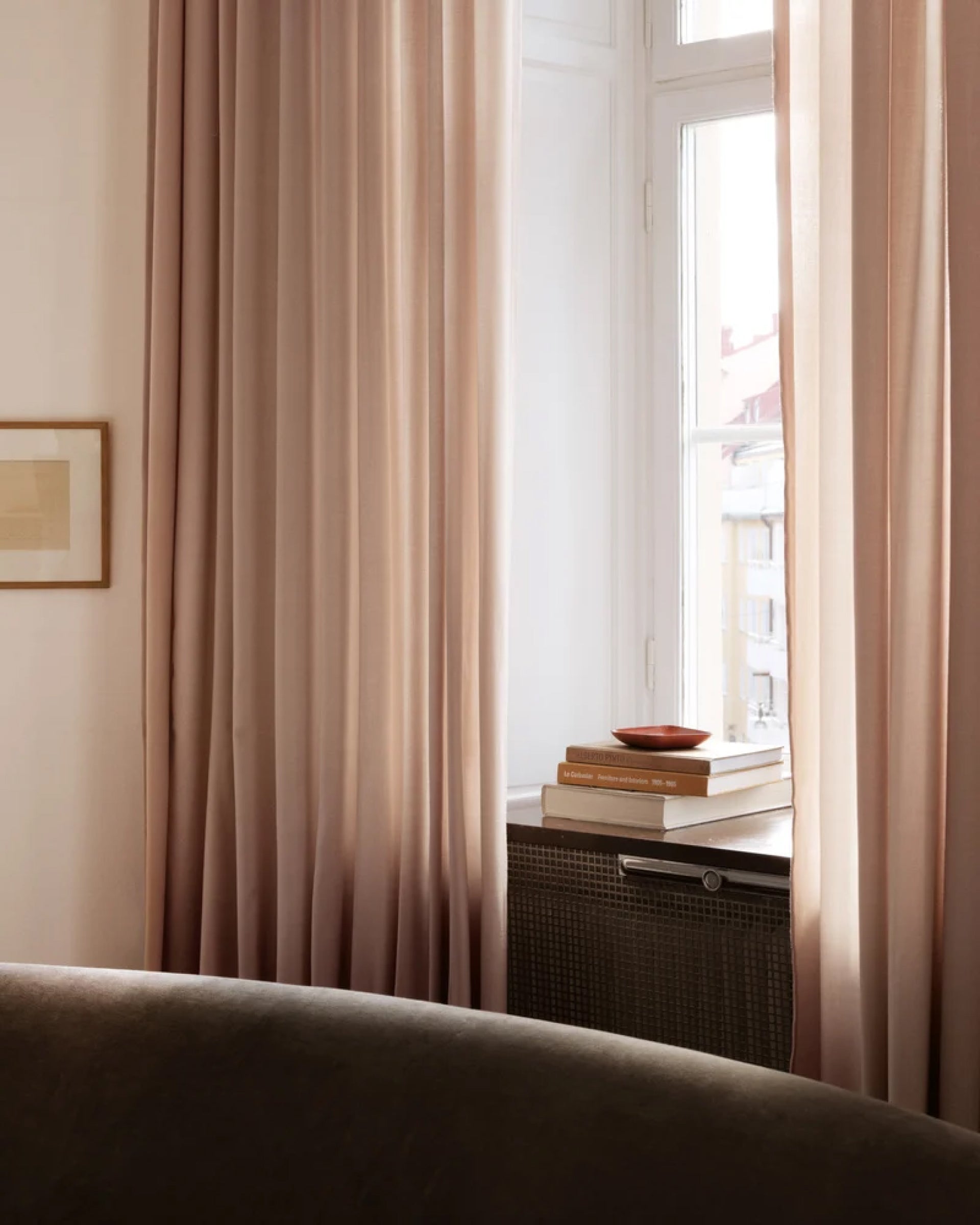 Essentials, Rose Curtain