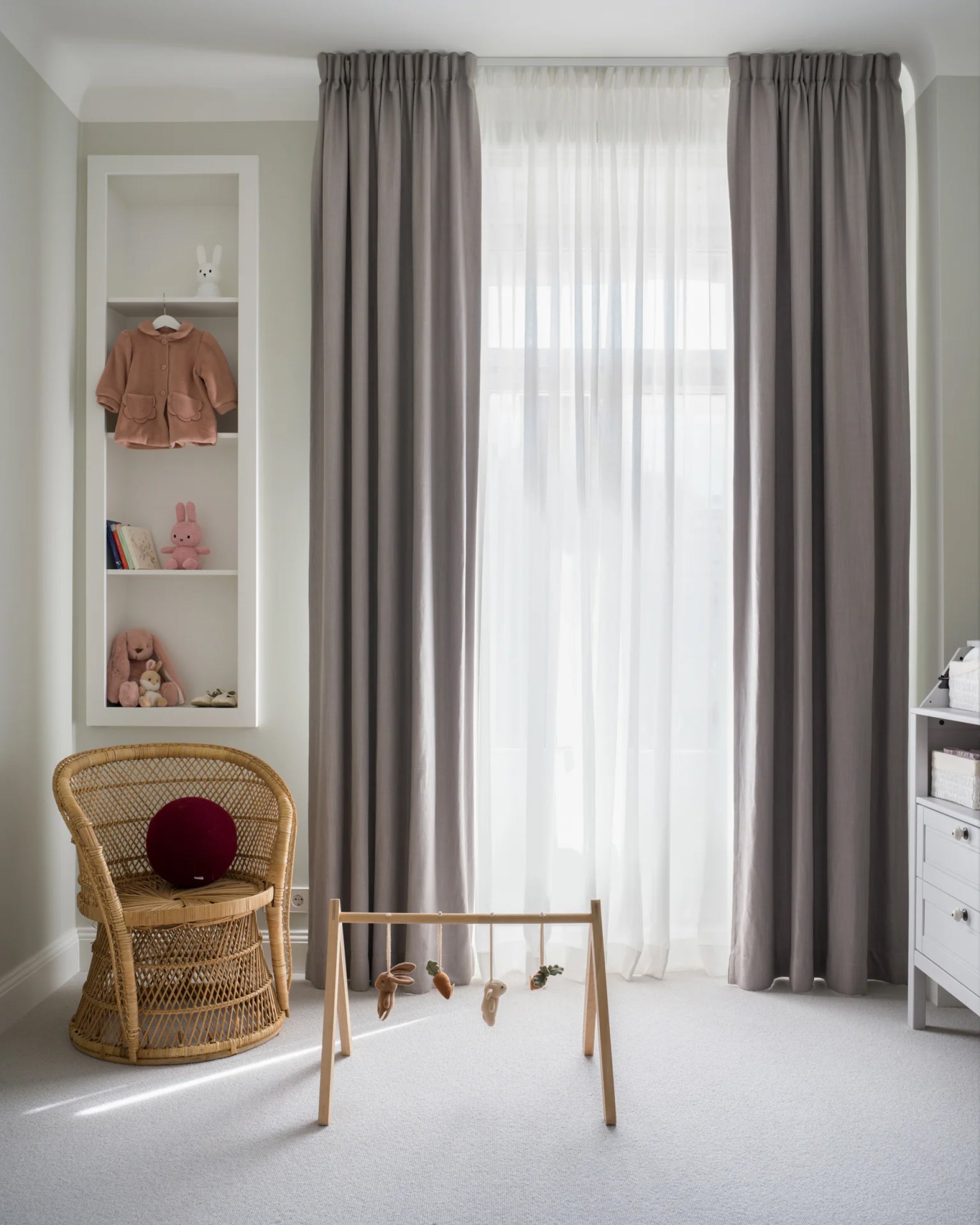 Terra, Grey Curtain
